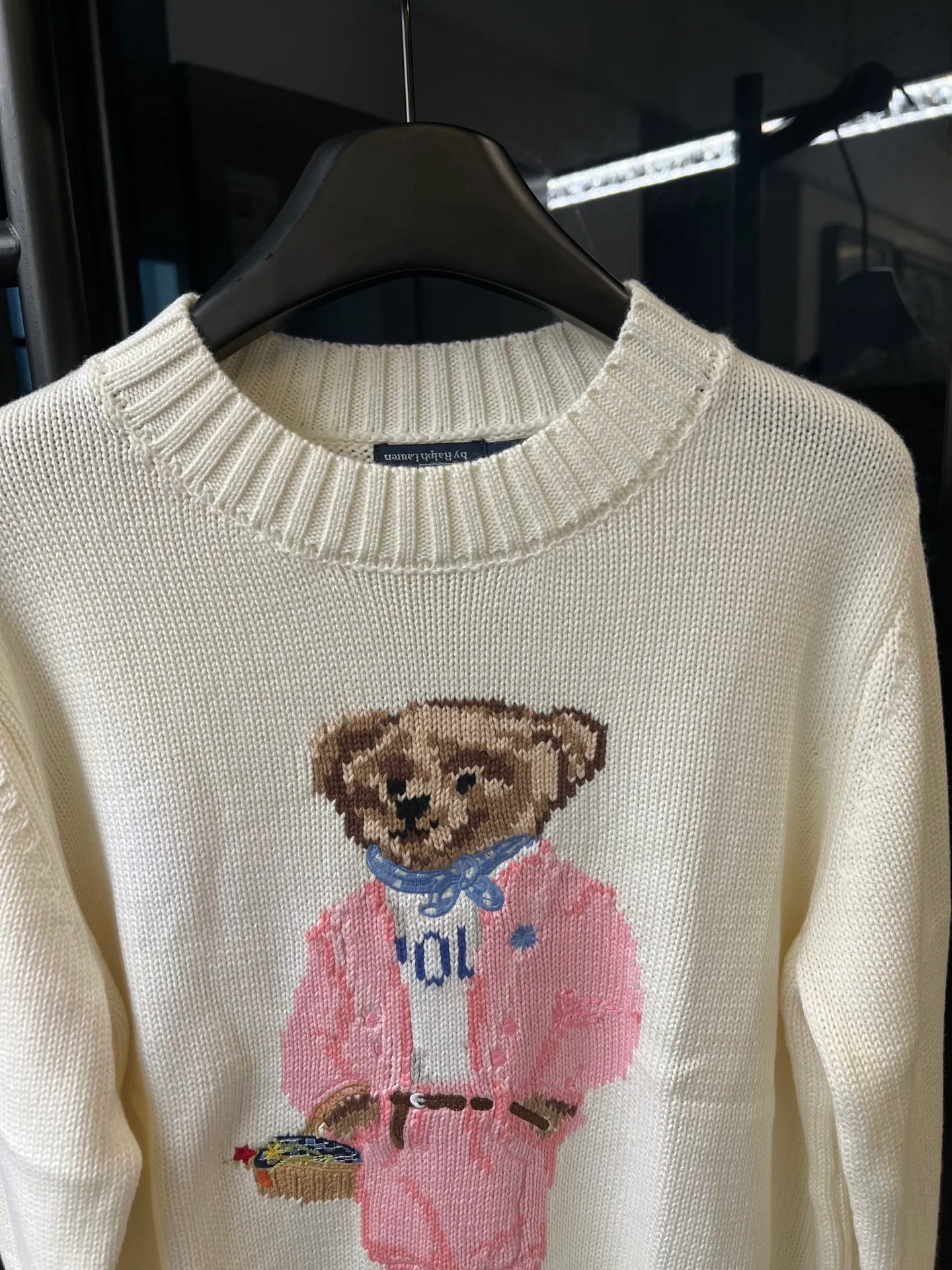 P430 [Next day] Rah Lauren/Raph classic bear wool round neck pullover sweater (off-white) High-end customized wool blended yarn fabric 90% wool 10% cashmere material Skin-friendly, delicate, soft and comfortable One-piece back-shoulder gathers Size: s m l Detailed sizes can be found in Figure 9